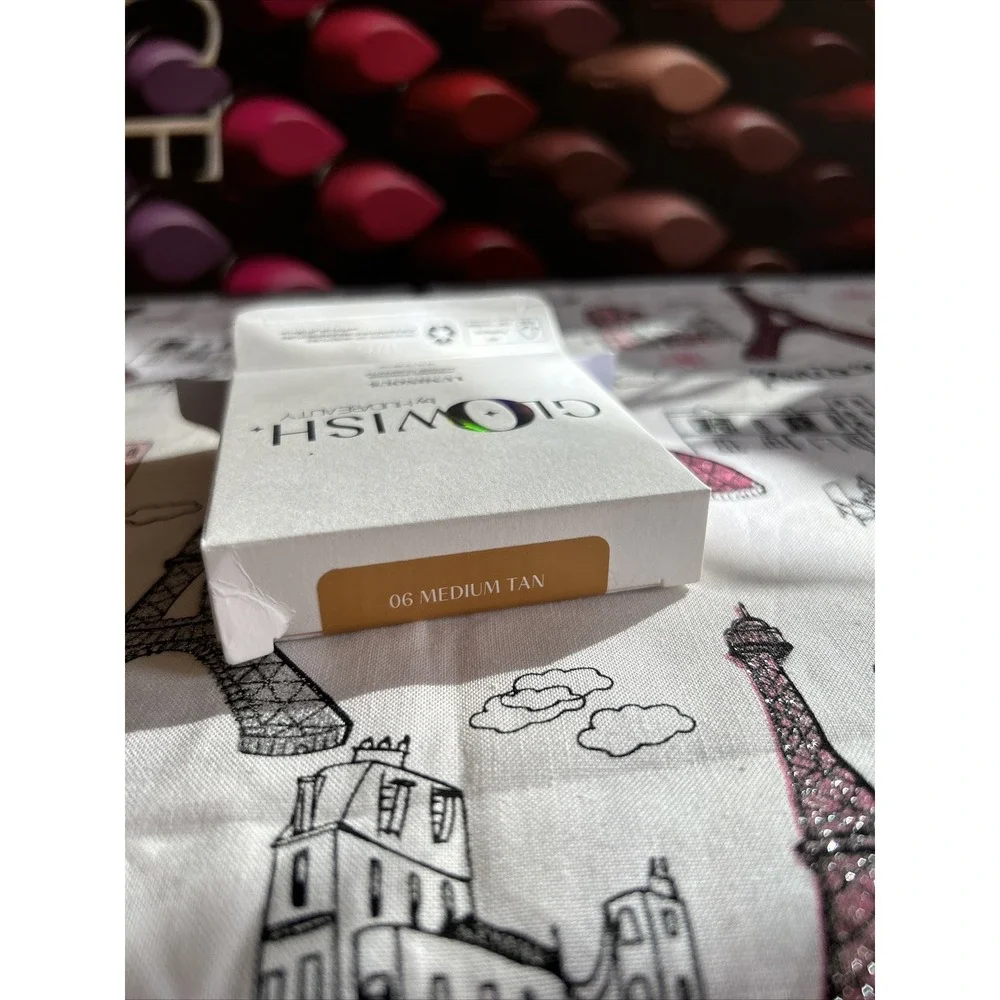 GloWish by Huda Beauty Lightweight Blurring Pressed Powder — 06 Medium Tan